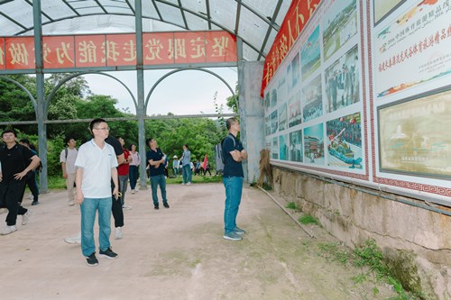 南泥湾参观_副本.jpg